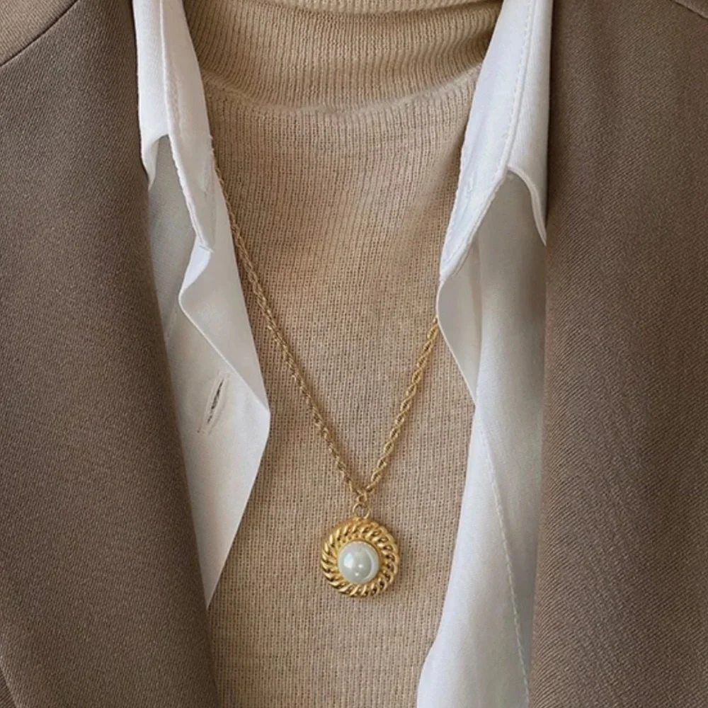 Waterproof gold plated twist round pendant - Picture 3 of 3
